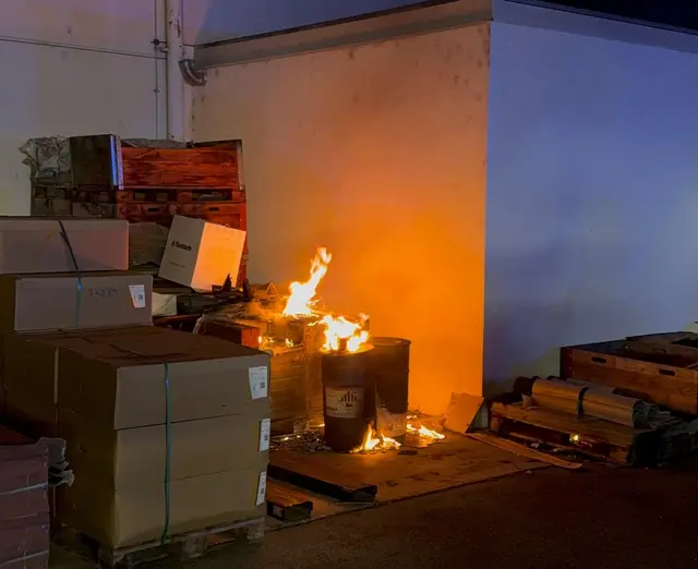 Feuerwerkskörper setzten Kartons in Brand. | Foto: FF WRN