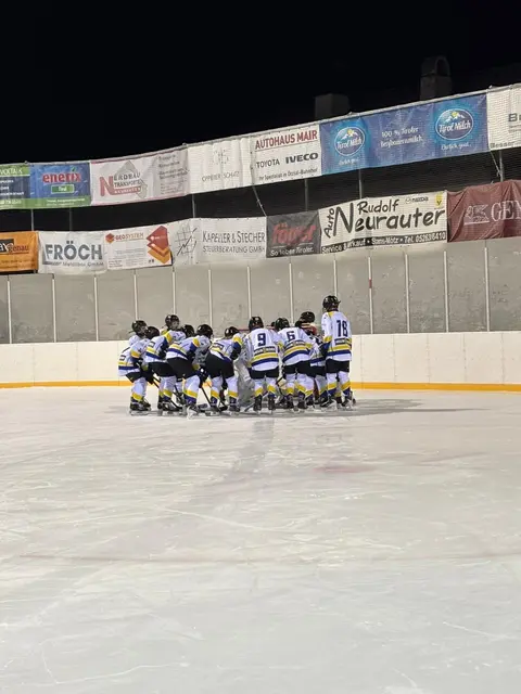 Die U13 in Silz zeigte Teamgeist bei einer hauchdünnen und bitteren Niederlage in letzter Minute  | Foto: EC Ehrwald