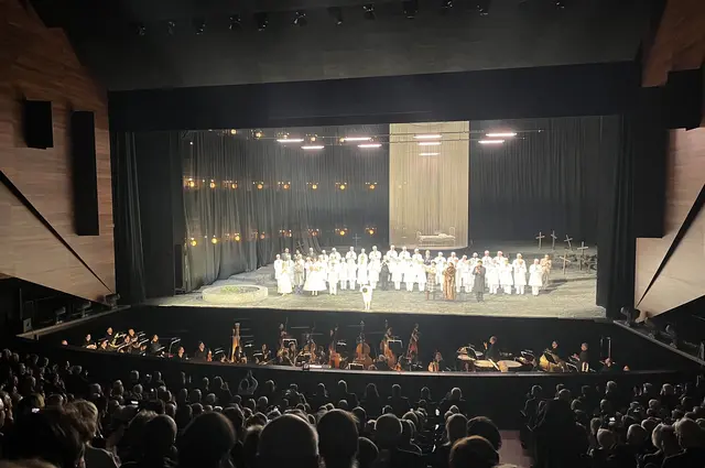 Am Ende gab es viel Applaus und Standing Ovations für die Mitwirkenden.  | Foto: Barbara Fluckinger