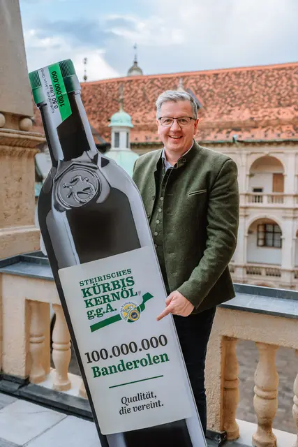 100 Millionen Banderolen, 100 Millionen Flaschen original steirisches Kürbiskernöl sind für Andreas Steinegger Grund zur Freude.  | Foto: LK/Fuchs