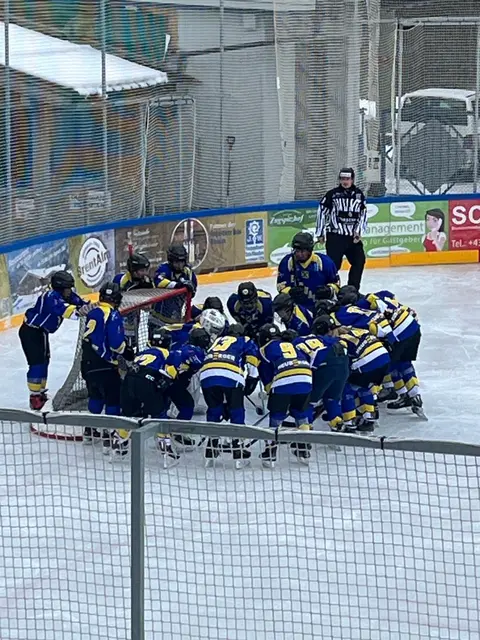 Die Ehrwalder U13 mit starkem Teamgeist bei dem Spiel gegen Wattens | Foto: EC Ehrwald