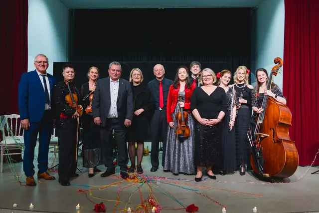 Kulturgemeinderat Martin Karnthaler, Maria Salamon, Cordula Schröck, Bürgermeister Bernhard Karnthaler, Bürgermeisterin (Schwarzau) Evelyn Artner, Leiter des Ensembles Michael Salamon, Franziska Feuerstein-Antara, Stefan Teufert, Vizebürgermeisterin Heidi Lamberg, Maria Hackl, Daniela Wanzneböck, Bettina Schöberl.
 | Foto: Gemeinde Lanzenkirchen