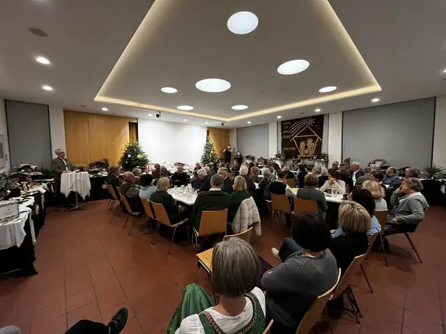 Krippenverein feierte sein Jubiläum: Bundesobmann Klaus Gspann überbrachte , so wie die anderen Redner Grüße und Dank für die geleistete Arbeit und LO Günter Hopfgartner verlieh an Tichy Hannes das Ehrenzeichen in Bronze und an Gotthard Hirschbichler , Walter Grübl, Helmut Rappold und Michael Schreder das Ehrenzeichen in Silber. Obmann Thomas Innerhofer wurde das Ehrenzeichen in Gold verliehen.
 | Foto: Krippenverein Saalfelden