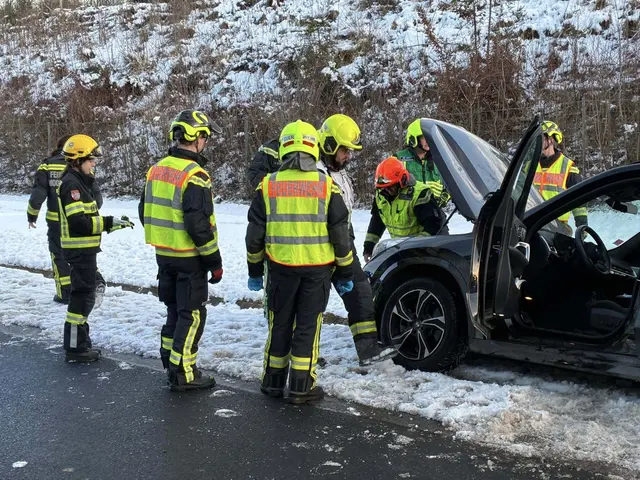 Das Auto wurde beschädigt, die Fahrzeuginsassen kamen mit dem Schrecken davon. | Foto: FF Steinberg