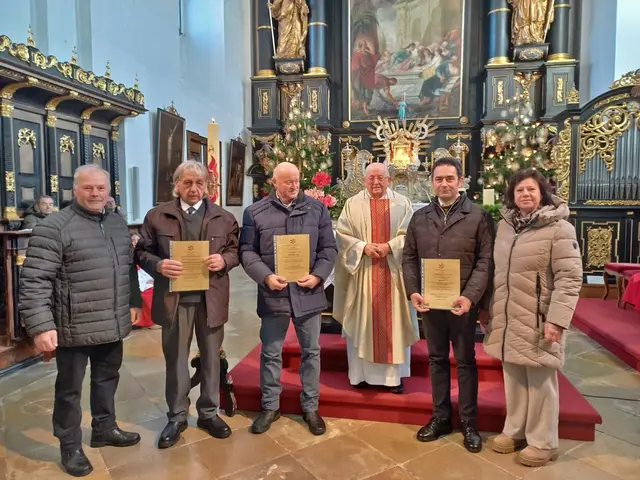 PGR-Obmann Franz Furtlehner, Totengräber Josef Heiligenbrunner, Totengräber Leopold Huber, Pfarrprovisor Karl Michael Wögerer, Mesner Hans Hinterdorfer, Pastoralassistentin Monika Huber. | Foto: Pfarre Waldhausen