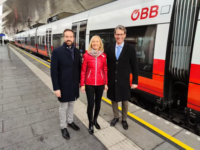 Freuen sich über die Kooperation zwischen Land Salzburg, ÖSV und Salzburger Verkehrsverbund (v.l.) Landeshauptfrau-Stellvertreter Stefan Schnöll, Roswitha Stadlober (ÖSV-Präsidentin) und Johannes Gfrerer (Geschäftsführer Salzburger Verkehrsverbund
GmbH) | Foto: Salzburg Verkehr