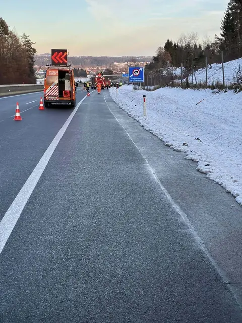 Zahlreiche Einsatzkräfte waren auf der A2 am Unfallort. | Foto: FF Steinberg