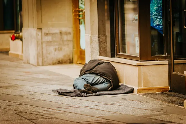 Für wohnungs- und obdachlose Menschen stellen die eisigen Temperaturen eine große Gefahr dar. | Foto: Jon Tyson / Unsplash