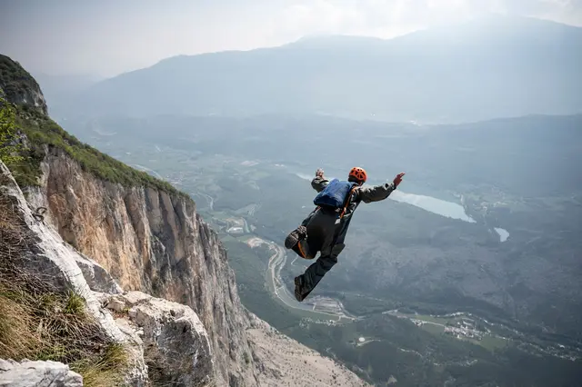 Ein in Wien lebender Basejumper ist am Montag bei einem Sprung vom Berg Brento im Trentino ums Leben gekommen. (Symbolbild) | Foto: APA-Images / AFP / MARCO BERTORELLO