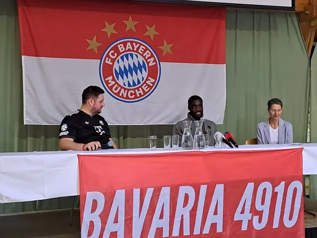 Fanclub-Obmann Dominik Lahrssen (links) mit dem französischen Superstar Dayot Upamecano und dessen Dolmetscherin. | Foto: Friedl