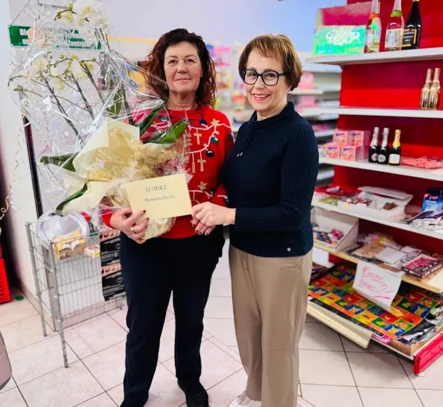 Hannelore Straßer schloss ihr Lebensmittelgeschäft in Adlwang, Bürgermeisterin Maria Achathaler bedankte sich mit einem Präsent.