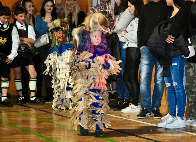 Auch die kleinen Fasnachter haben ihren großen Auftritt. | Foto: Hassl