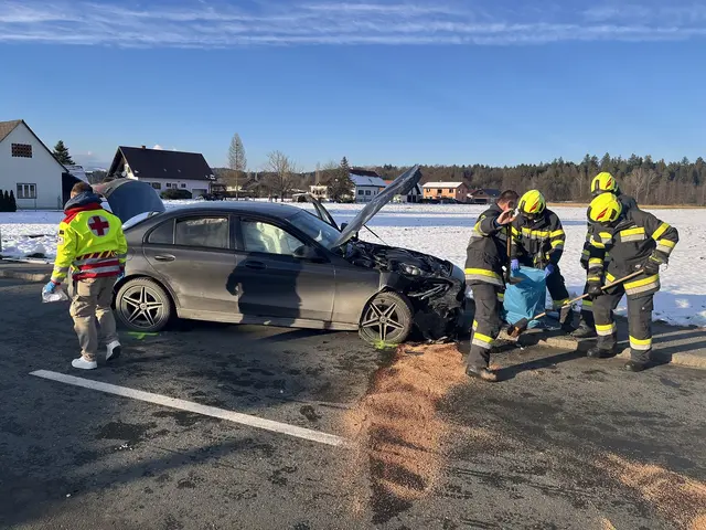 Die Freiwillige Feuerwehr Dietmannsdorf war vor Ort für das Absichern der Unfallstelle, die Erstversorgung der verletzten Personen, binden von Flüssigkeiten sowie das Einrichten einer Umleitung für den unbeteiligten Verkehr verantwortlich.  | Foto: Freiwillige Feuerwehr Dietmannsdorf