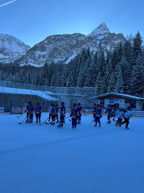 Die U13 des EC Ehrwald nach starker Leistung im heimischen Stadion | Foto: EC Ehrwald