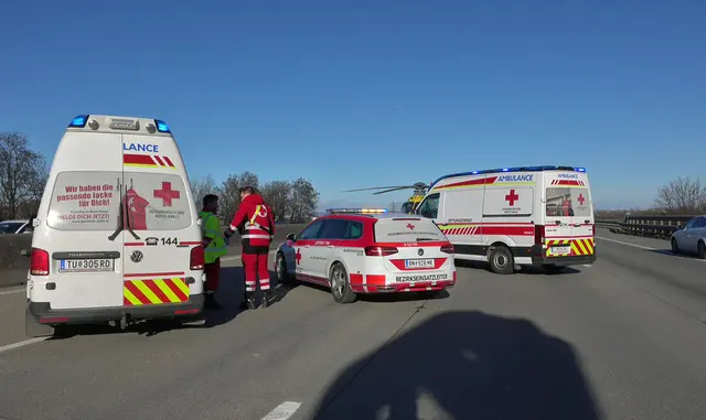 Zu einem schweren Verkehrsunfall kam es auf der A2 Südautobahn in Fahrtrichtung Wien. | Foto: Pressestelle BFKDO BADEN / Stefan Schneider