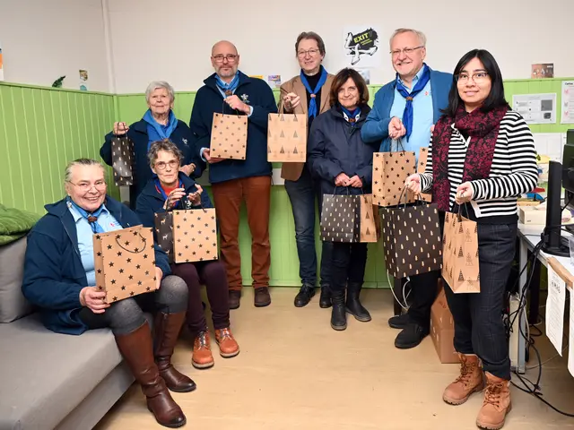 Die Salzburger Pfadfinder besorgten für die Jugendschlafstelle "Exit7" Weihnachtsgeschenke. Die Psych. Fachkraft Virginia Rosa Preinerstorfer (r.) freute sich.  | Foto: Markus Schicht/Pfadfinder-Gilde Salzburg Mülln