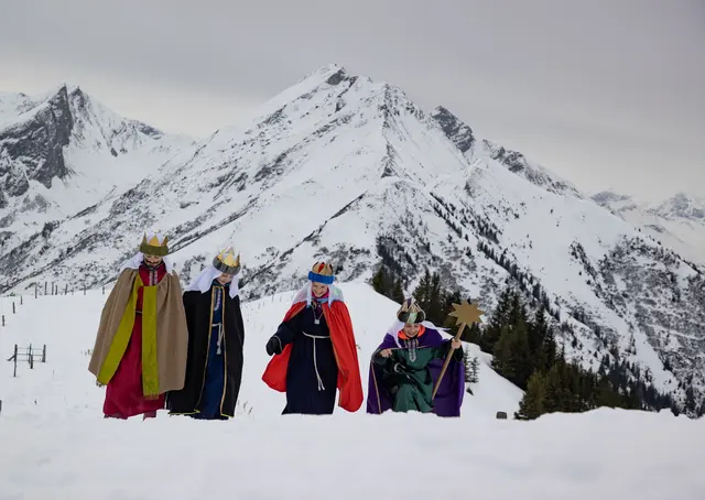 Die Sternsinger sind seit Anfang des Jahres wieder in Salzburg unterwegs.  | Foto: Franz Neumayr