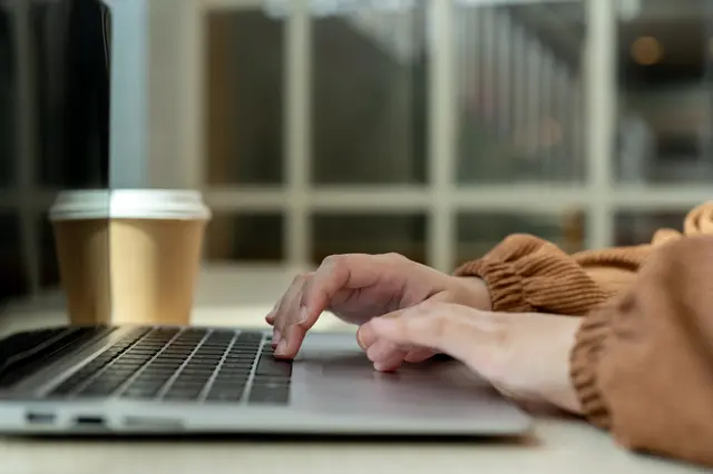 Der Sozialroutenplan Tirol ist eine barrierefreie, mehrsprachige Online-Plattform mit rund 640 sozialen Unterstützungsangeboten. | Foto: smarterpix