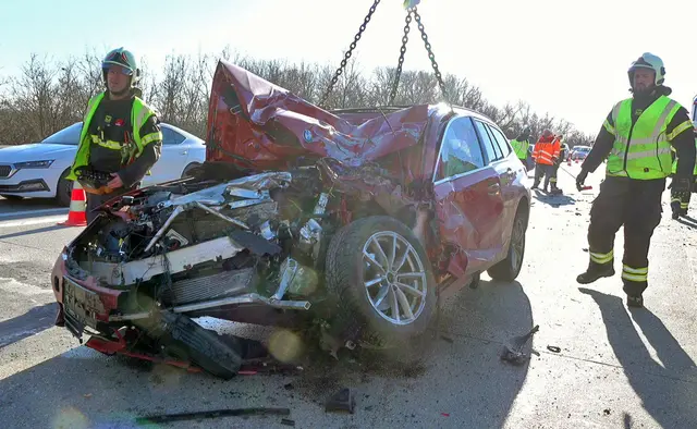 Ein Pkw prallte aus bislang unbekannter Ursache in das Heck eines Autobahn-Streckendienstfahrzeuges, das sich zum Unfallzeitpunkt bei Arbeiten auf der Fahrbahn befand. | Foto: Pressestelle BFKDO BADEN / Stefan Schneider