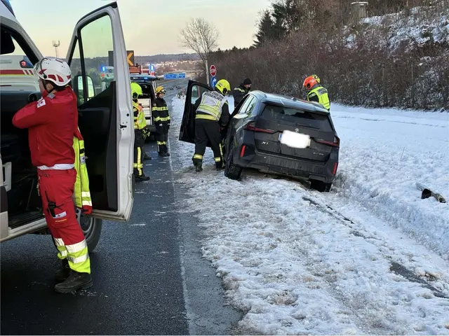 Ein Fahrzeug kam von der Fahrbahn ab und rutschte 200 Meter die Böschung entlang. | Foto: FF Steinberg