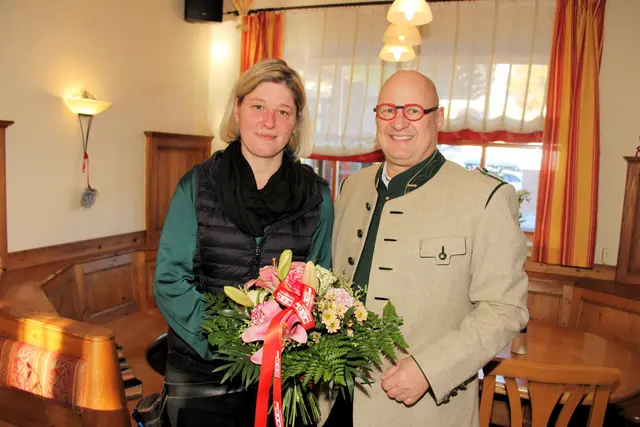 Barbara Schweighart übernahm das Edelweißstüberl in Hirschegg, Glückwünsche kamen von Peter Sükar. | Foto: Cescutti