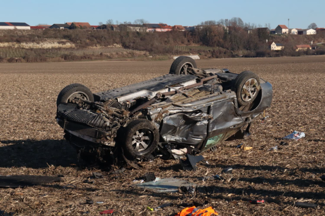Der Lenker des Pkw erlitt schwere Verletzungen, konnte sich jedoch noch selbstständig aus dem stark beschädigten Fahrzeug befreien. | Foto:  DOKU-NÖ