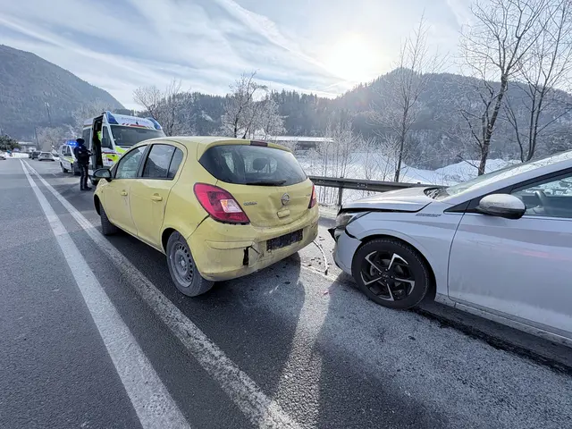Eine 55-jährige Österreicherin sowie ihre zehnjährige Tochter wurden bei dem Auffahrunfall verletzt. | Foto: ZOOM.Tirol