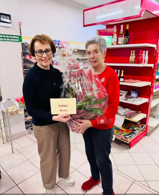 Bürgermeisterin Maria Achathaler von Adlwang bedankte sich bei Hermine Bruckbauer für ihre Arbeit in der Backstube und im Geschäft. 