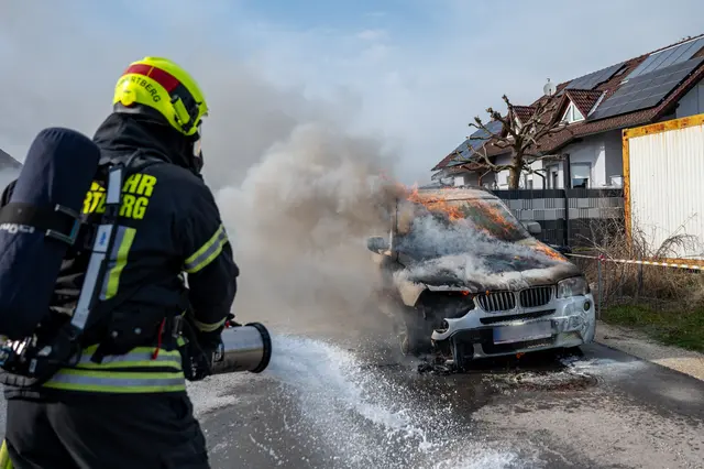 Löscharbeiten nach einem Fahrzeugbrand im März. | Foto: FF Schwertberg/Simon Brandstätter