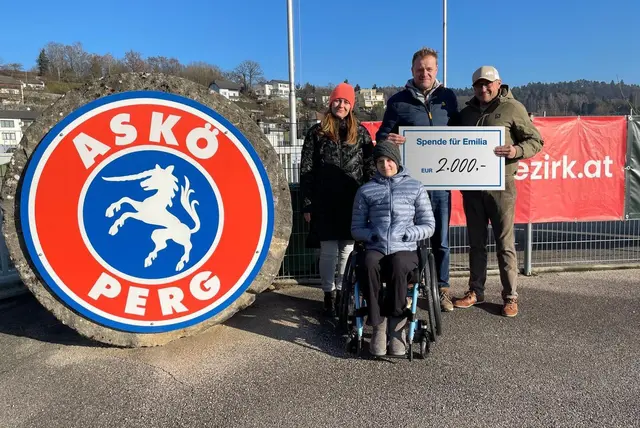 Spendenübergabe durch Vereinsobmann Johannes Gruber (rechts am Bild) an Familie Reichl. | Foto: Askö Perg