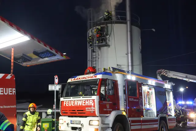 Silobrand löste großen Feuerwehreinsatz aus. | Foto: laumat/Matthias Lauber |