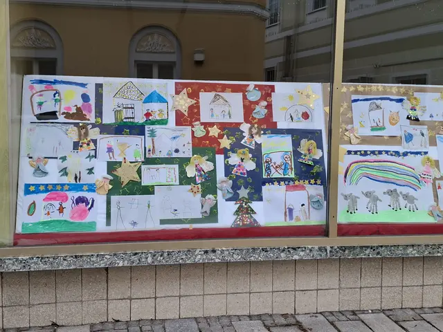 Greiner Krippenwanderung - Zeichnungen der Kindergartenkinder in einer Auslage in der Hauptstraße.  | Foto: Robert Zinterhof