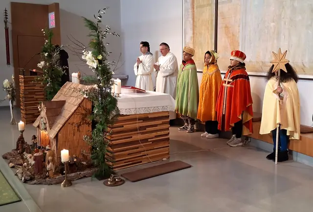 Diakon David Faiman mit den Heiligen 3 Königen der Flugfelder Pfarrgemeinde St.Anton