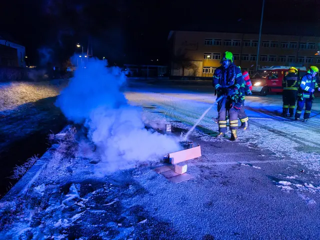 Eine Feuerwerksbatterie auf einem Parkplatz war in Brand geraten. | Foto: FF Schwertberg