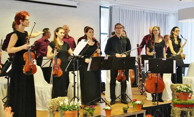 Maria Seidl (li) und das Salonorchester Premstätten laden zum Neujahrskonzert. | Foto: Edith Ertl
