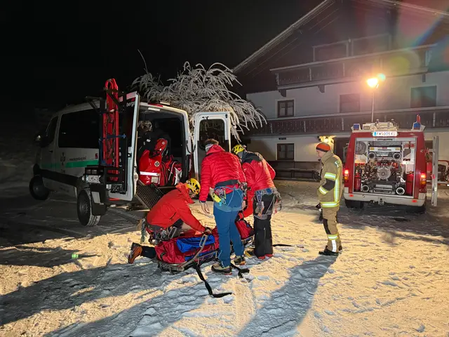 Arbeitsunfall bei Forstarbeiten: Der 57-Jährige stürzte rund 150 Höhenmeter über extrem steiles, teilweise felsdurchsetztes Waldgelände ab und kam schließlich tödlich verletzt im Bereich des Ufers der Brandenberger Ache zum Liegen.  | Foto: zoom.tirol