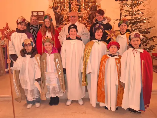 Die Sternsinger mit Pfarrer und Begleiterinnen: Lara Wildzeiss, Corinna R., Hannah Guttmann, Pfarrer Magister Karlheinz Mück, Martha Schnaitt und Noah Tremmel, vorne Lea Tremmel, Rosalie R., Maximilian und Tobias Pauer, Luca Schöll und Alexander Guttmann.
  | Foto: Werner Schöll