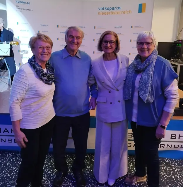 Anni Schinerl ;Glück Alfred  Landeshauptfrau Mikl -Leitner und Obfrau Gertrude Hofstetter