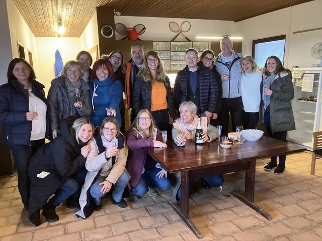 Knapp vor der Sperrstund‘ um 14 Uhr waren noch viele da. Auch Obfrau Birgit Hofbauer (ganz links) | Foto: Privat