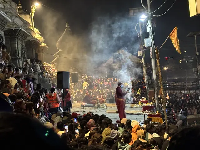 Abend-Verbrennungszeremonie am heiligen Bagmati-Fluss in Kathmandu. | Foto: Astrid Wieser