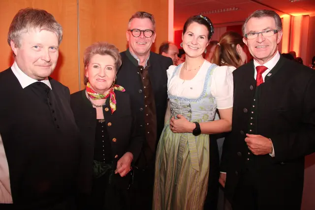 Pater Michael, Vizebürgermeisterin Erika Buchinger, Arena Nova Chef Gerald Stangl, Gemeinderat Franz Piribauer und Victoria Piribauer. | Foto: Sascha Trimmel, Treilaf
