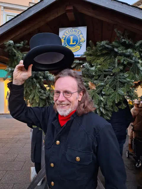 Rauchfangkehrermeister und Clubfreund Christian Habacht als Glücksbringer am Lions Punschstand. | Foto: Lions Club – Reimair