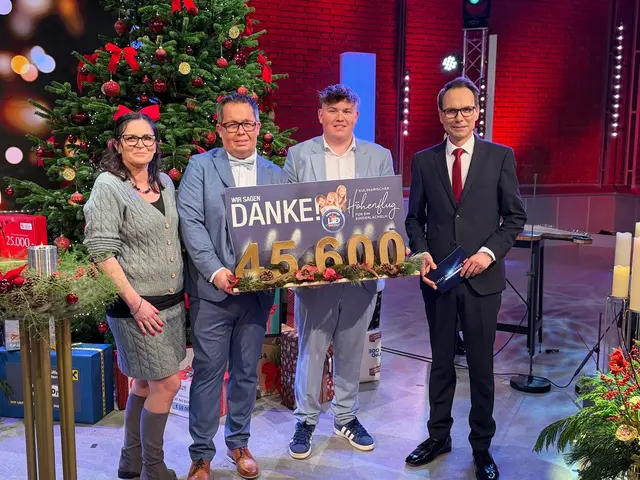 Katharina, Andreas Breitenfellner und Florian Breitenfellner bei der Übergabe mit ORF-Moderator Günther Madlberger. | Foto: Privat/Breitenfellner