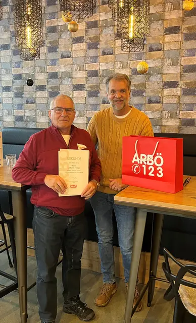 Johann Fröller ist seit einem halben Jahrhundert ARBÖ-Mitglied, Gerald Murlasits gratulierte. | Foto: privat