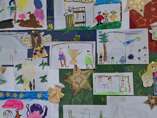 Greiner Krippenwanderung - Zeichnungen der Kindergartenkinder in einer Auslage in der Hauptstraße.  | Foto: Robert Zinterhof