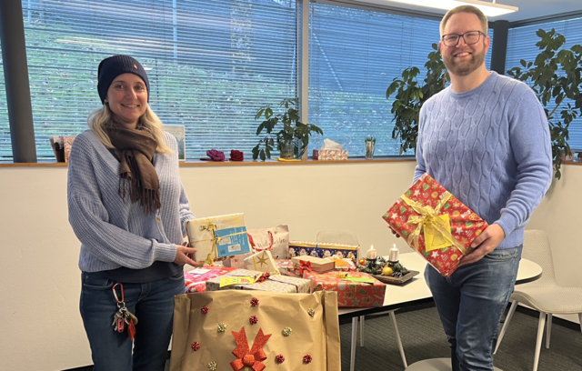 Viele kleine Pakete, eine große Wirkung: Die liebevoll erfüllten Wünsche wurden kurz vor Weihnachten an das Frauenhaus Villach übergeben und schenken den Kindern Freude, Hoffnung und ein Stück Geborgenheit.