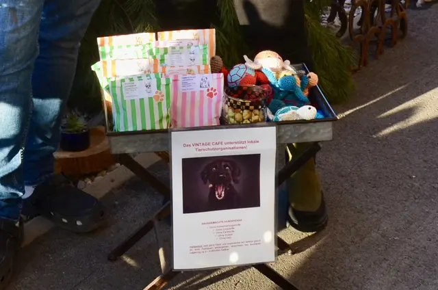 Jede Menge Hundeleckerlis und gehäkelte Schildkröten sind das ganze Jahr über erhältlich. | Foto: Elisabeth Peinsipp