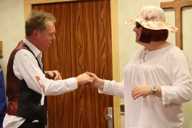 Viehhändler Kuno (Kurt Laschalt) will amouröse Bande zur falschen Tamara (Mathias Fink) knüpfen. | Foto: Martin Wurglits