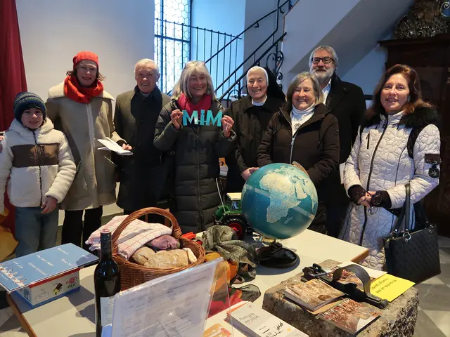 Mitglieder des jubilierenden Vereins "Miteinander im Mittelgebirge" brachten symbilisch Gaben zum Altar. | Foto: MiM