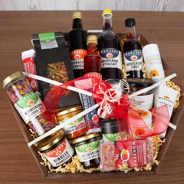 Über 50 Produkte aus Erdbeeren, Heidelbeeren, Himbeeren, Kürbisse und Kürbiskerne werden in der eigenen Spezialitäten Manufaktur hergestellt und im Hofladen vermarktet | Foto: Wurzer